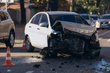 Otoyolda iki araba çarpıştı. Ciddi bir kaza. Sonbaharda yolda trafik kazaları. Mantar. Yolda sigortalı bir olay. Yakın plan..