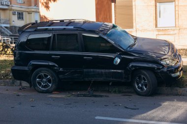 Otoyolda iki araba çarpıştı. Ciddi bir kaza. Sonbaharda yolda trafik kazaları. Mantar. Yolda sigortalı bir olay. Yakın plan..