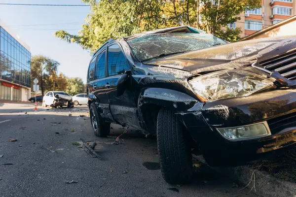 Otoyolda iki araba çarpıştı. Ciddi bir kaza. Sonbaharda yolda trafik kazaları. Mantar. Yolda sigortalı bir olay. Yakın plan..