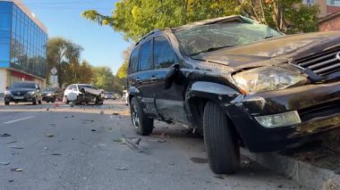 Otoyolda iki araba çarpıştı. Ciddi bir kaza. Sonbaharda yolda trafik kazaları. Mantar. Yolda sigortalı bir olay. Yakın plan..