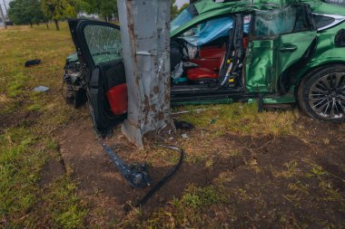Yakın planda bir direğe çarpma sonucu arabanın tamponu ve kaputu kırılmış. Araba bir lamba direğine çarptı. Araba kazası.. 
