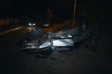 Arabada ciddi hasar var. Gece kazası. Yakın plan. Araba yolda takla attı. Yakın plan. Ayrıntılar. Kontrolü kaybettim.