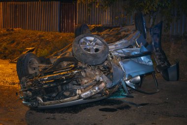 Arabada ciddi hasar var. Gece kazası. Yakın plan. Araba yolda takla attı. Yakın plan. Ayrıntılar. Kontrolü kaybettim.