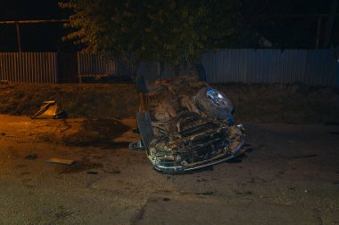 Arabada ciddi hasar var. Gece kazası. Yakın plan. Araba yolda takla attı. Yakın plan. Ayrıntılar. Kontrolü kaybettim.