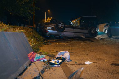 Arabada ciddi hasar var. Gece kazası. Yakın plan. Araba yolda takla attı. Yakın plan. Ayrıntılar. Kontrolü kaybettim.