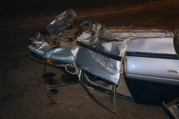 Arabada ciddi hasar var. Gece kazası. Yakın plan. Araba yolda takla attı. Yakın plan. Ayrıntılar. Kontrolü kaybettim.