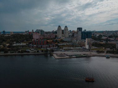 Dnipro, Ukrayna. Şehrin merkezi manzarası, Dinyeper Nehri 'nin seti. Yüksek bir yerden en üst manzara. Şehrin panoramik görüntüsü.