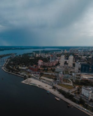 Dnipro, Ukrayna. Şehrin merkezi manzarası, Dinyeper Nehri 'nin seti. Yüksek bir yerden en üst manzara. Şehrin panoramik görüntüsü.
