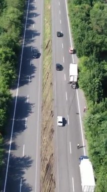 Bir kamyon ve bir araba otoyolda çarpıştı. Ciddi bir kaza. Yoldaki trafik kazaları. Yukarıdan bak. Trafik sıkışık. Bozuk araba. Yolda sigorta olayı