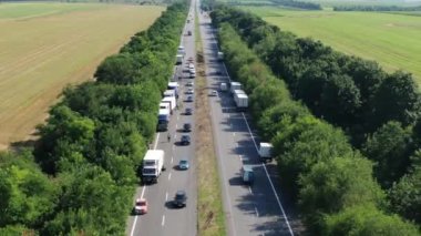 Bir kamyon ve bir araba otoyolda çarpıştı. Ciddi bir kaza. Yoldaki trafik kazaları. Yukarıdan bak. Trafik sıkışık. Bozuk araba. Yolda sigorta olayı