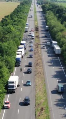 Bir kamyon ve bir araba otoyolda çarpıştı. Ciddi bir kaza. Yoldaki trafik kazaları. Yukarıdan bak. Trafik sıkışık. Bozuk araba. Yolda sigorta olayı