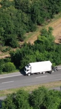 Bir kamyon ve bir araba otoyolda çarpıştı. Ciddi bir kaza. Yoldaki trafik kazaları. Yukarıdan bak. Trafik sıkışık. Bozuk araba. Yolda sigorta olayı