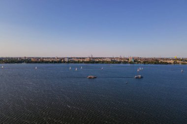 Dnepr, Ukrayna. Dinyeper Nehri 'nin sol yakasının manzarası. Yüksek bir yerden en üst manzara. Şehrin panoramik manzarası. Şehrin panoramik manzarası. Yaz günü. seyahat etmek için yer