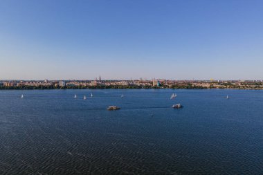 Dnepr, Ukrayna. Dinyeper Nehri 'nin sol yakasının manzarası. Yüksek bir yerden en üst manzara. Şehrin panoramik manzarası. Şehrin panoramik manzarası. Yaz günü. seyahat etmek için yer