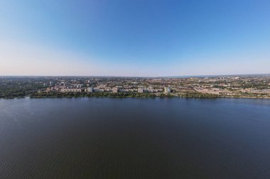 Dnepr, Ukrayna. Dinyeper Nehri 'nin sol yakasının manzarası. Yüksek bir yerden en üst manzara. Şehrin panoramik manzarası. Şehrin panoramik manzarası. Yaz günü. seyahat etmek için yer