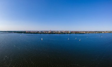 Dnepr, Ukrayna. Dinyeper Nehri 'nin sol yakasının manzarası. Yüksek bir yerden en üst manzara. Şehrin panoramik manzarası. Şehrin panoramik manzarası. Yaz günü. seyahat etmek için yer
