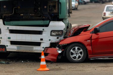 Bir kamyon ve bir araba otoyolda çarpıştı. Ciddi bir kaza. Yoldaki trafik kazaları. Araba kontrolünü kaybetti ve bir kamyona çarptı..