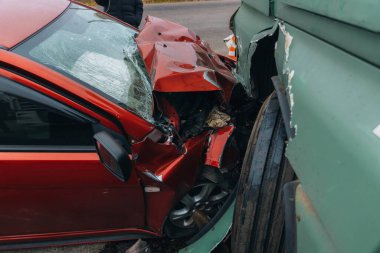 Bir kamyon ve bir araba otoyolda çarpıştı. Ciddi bir kaza. Yoldaki trafik kazaları. Araba kontrolünü kaybetti ve bir kamyona çarptı..