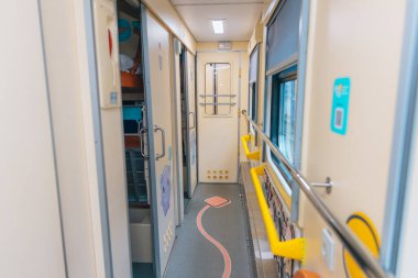 Çocuk arabası. Tren kompartımanı. Dnepr şehrinin merkez tren istasyonu. Ukrayna demiryolu. Elektrikli tren platformda duruyor. Ukrzaliznytsia.