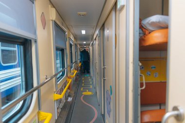 Çocuk arabası. Tren kompartımanı. Dnepr şehrinin merkez tren istasyonu. Ukrayna demiryolu. Elektrikli tren platformda duruyor. Ukrzaliznytsia.