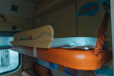 Çocuk arabası. Tren kompartımanı. Dnepr şehrinin merkez tren istasyonu. Ukrayna demiryolu. Elektrikli tren platformda duruyor. Ukrzaliznytsia.