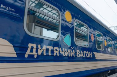 Çocuk arabası. Tren kompartımanı. Dnepr şehrinin merkez tren istasyonu. Ukrayna demiryolu. Elektrikli tren platformda duruyor. Ukrzaliznytsia.