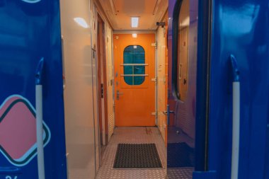 Çocuk arabası. Tren kompartımanı. Dnepr şehrinin merkez tren istasyonu. Ukrayna demiryolu. Elektrikli tren platformda duruyor. Ukrzaliznytsia.