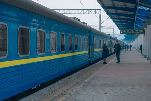 Dnepr şehrinin merkez tren istasyonu. Ukrayna demiryolu. Elektrikli tren platformda duruyor. Ukrzaliznytsia. 