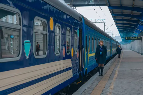 Dnepr şehrinin merkez tren istasyonu. Ukrayna demiryolu. Elektrikli tren platformda duruyor. Ukrzaliznytsia. 