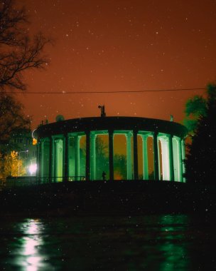 Kış gecesi manzarası. Arkaplanı bulanıklaştır. Şehir akşam karı. Resimli bir manzara. Savaş sırasında Ukrayna şehri. Sıcak bir kış akşamı. Kış duvar kağıdı