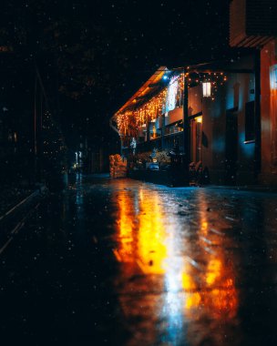 Kış gecesi manzarası. Arkaplanı bulanıklaştır. Şehir akşam karı. Resimli bir manzara. Savaş sırasında Ukrayna şehri. Sıcak bir kış akşamı. Kış duvar kağıdı