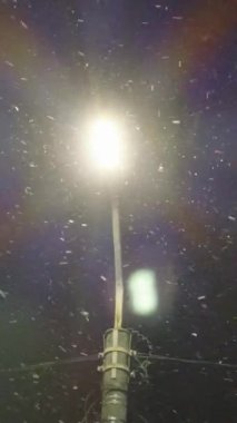 Kış gecesi manzarası. Arkaplanı bulanıklaştır. Şehir akşam karı. Resimli bir manzara. Savaş sırasında Ukrayna şehri. Sıcak bir kış akşamı. Kış duvar kağıdı