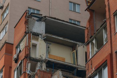Rus füzesi Dnipro, Ukrayna 'daki yerleşim yerini vuruyor. Şehre yapılan düşman saldırısından sonra. Çok katlı bir bina yıkıldı. Yakın plan. - Savaş. Patlama sonrası.