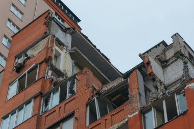 Rus füzesi Dnipro, Ukrayna 'daki yerleşim yerini vuruyor. Şehre yapılan düşman saldırısından sonra. Çok katlı bir bina yıkıldı. Yakın plan. - Savaş. Patlama sonrası.