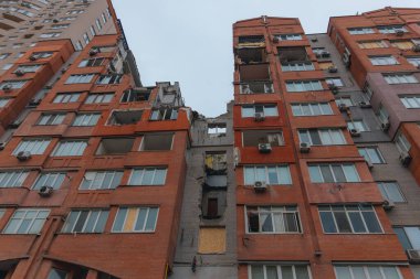 Rus füzesi Dnipro, Ukrayna 'daki yerleşim yerini vuruyor. Şehre yapılan düşman saldırısından sonra. Çok katlı bir bina yıkıldı. Yakın plan. - Savaş. Patlama sonrası.