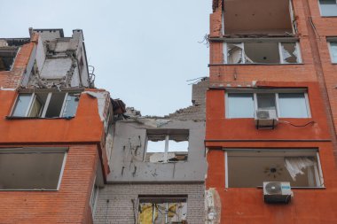 Rus füzesi Dnipro, Ukrayna 'daki yerleşim yerini vuruyor. Şehre yapılan düşman saldırısından sonra. Çok katlı bir bina yıkıldı. Yakın plan. - Savaş. Patlama sonrası.
