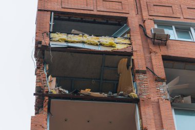 Rus füzesi Dnipro, Ukrayna 'daki yerleşim yerini vuruyor. Şehre yapılan düşman saldırısından sonra. Çok katlı bir bina yıkıldı. Yakın plan. - Savaş. Patlama sonrası.