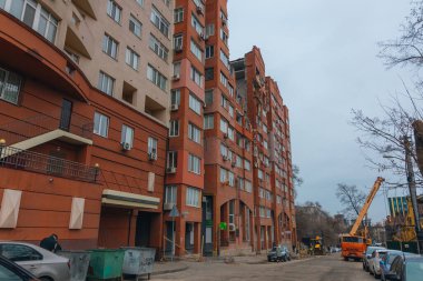 Rus füzesi Dnipro, Ukrayna 'daki yerleşim yerini vuruyor. Şehre yapılan düşman saldırısından sonra. Çok katlı bir bina yıkıldı. Yakın plan. - Savaş. Patlama sonrası.