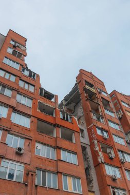 Rus füzesi Dnipro, Ukrayna 'daki yerleşim yerini vuruyor. Şehre yapılan düşman saldırısından sonra. Çok katlı bir bina yıkıldı. Yakın plan. - Savaş. Patlama sonrası.