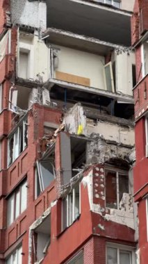 Rus füzesi Dnipro, Ukrayna 'daki yerleşim yerini vuruyor. Şehre yapılan düşman saldırısından sonra. Çok katlı bir bina yıkıldı. Yakın plan. - Savaş. Patlama sonrası.