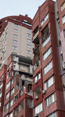 Rus füzesi Dnipro, Ukrayna 'daki yerleşim yerini vuruyor. Şehre yapılan düşman saldırısından sonra. Çok katlı bir bina yıkıldı. Yakın plan. - Savaş. Patlama sonrası.