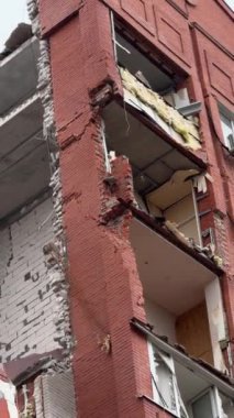 Rus füzesi Dnipro, Ukrayna 'daki yerleşim yerini vuruyor. Şehre yapılan düşman saldırısından sonra. Çok katlı bir bina yıkıldı. Yakın plan. - Savaş. Patlama sonrası.