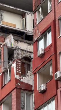 Rus füzesi Dnipro, Ukrayna 'daki yerleşim yerini vuruyor. Şehre yapılan düşman saldırısından sonra. Çok katlı bir bina yıkıldı. Yakın plan. - Savaş. Patlama sonrası.