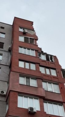 Rus füzesi Dnipro, Ukrayna 'daki yerleşim yerini vuruyor. Şehre yapılan düşman saldırısından sonra. Çok katlı bir bina yıkıldı. Yakın plan. - Savaş. Patlama sonrası.