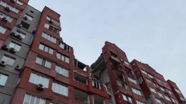 Rus füzesi Dnipro, Ukrayna 'daki yerleşim yerini vuruyor. Şehre yapılan düşman saldırısından sonra. Çok katlı bir bina yıkıldı. Yakın plan. - Savaş. Patlama sonrası.