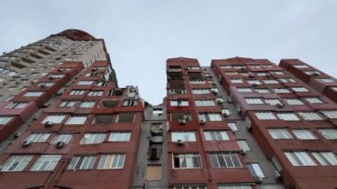 Rus füzesi Dnipro, Ukrayna 'daki yerleşim yerini vuruyor. Şehre yapılan düşman saldırısından sonra. Çok katlı bir bina yıkıldı. Yakın plan. - Savaş. Patlama sonrası.