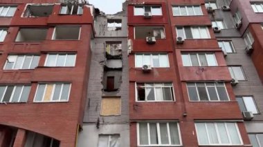 Rus füzesi Dnipro, Ukrayna 'daki yerleşim yerini vuruyor. Şehre yapılan düşman saldırısından sonra. Çok katlı bir bina yıkıldı. Yakın plan. - Savaş. Patlama sonrası.