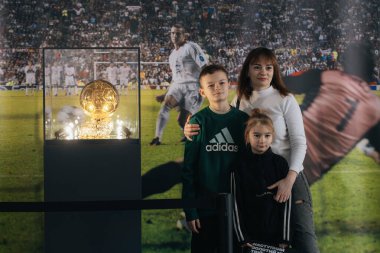 Dinamo Kyiv, Milan ve Ukrayna milli takımı Andriy Shevchenko 'nun forveti. Altın Top. Tren istasyonunda ödül var. İnsanlar için fotoğraf bölgesi.