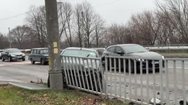 Bir direğe çarpma sonucu arabanın tamponu ve kaputu kırılmış. Araba bir lamba direğine çarptı. Trafik kazası. Yolcu vagonuna yakın çekim.