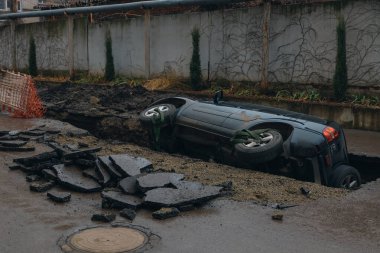 Yoldaki kaza: Yolcu vagonu asfalttan düştü, yan yattı. İnsanlar arabayı dışarı çıkarmaya çalışıyor. Olay var. Sigorta davası. Tehlikeli bir durum..